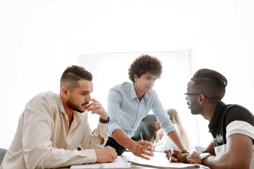 Eine heterogene Gruppe junger Berufstätiger nahm an einer gemeinsamen Bürobesprechung teil.